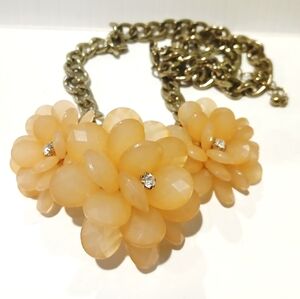 Vintage Costume Jewelry Resin Flower Goldtone Metal Choker